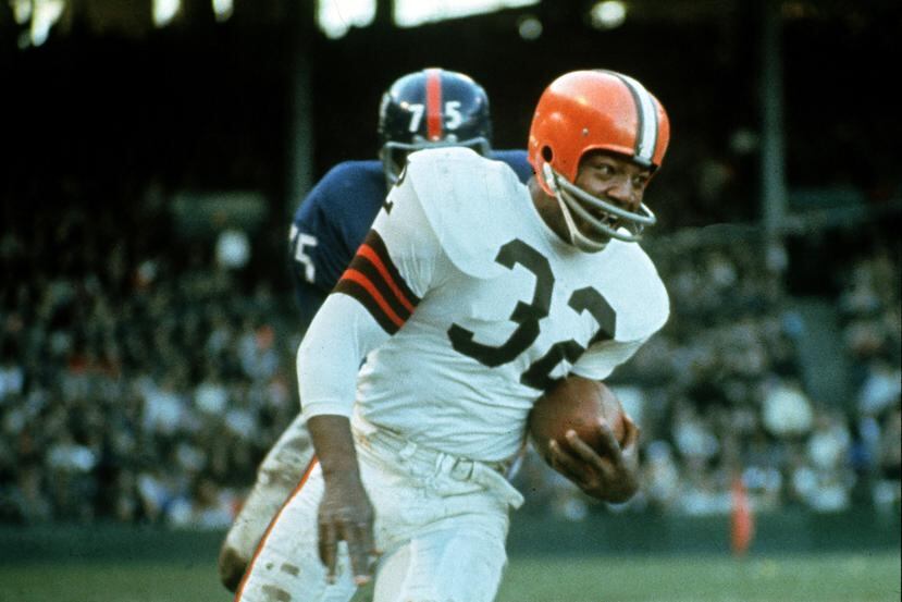 Jim Brown (32) llevó a los Browns de Cleveland a su último campeonato en la NFL en 1964. En la foto en un partido contra los Giants en 1965.