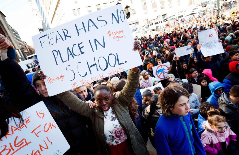 Estudiantes participan en el paro realizado a nivel nacional para protestar contra la violencia por armas de fuego, en Nueva York, Estados Unidos. (EFE)