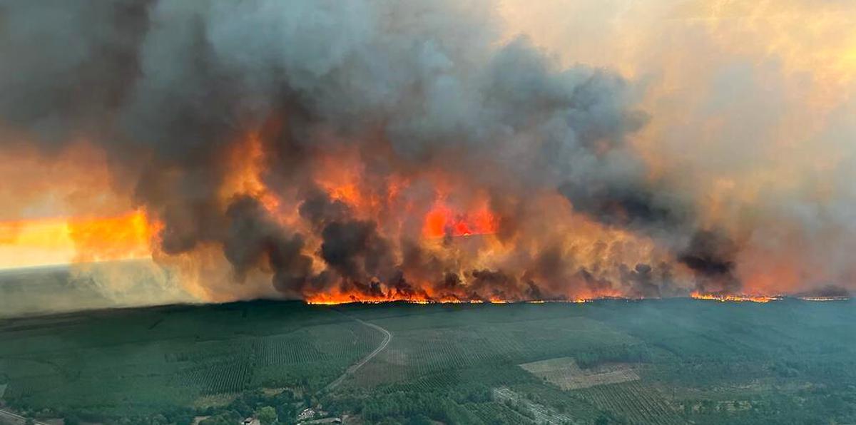 Más de mil bomberos trataban el jueves, 11 de agosto de 2022, de contener un gran incendio forestal que ha quemado una gran zona de pinares en el suroeste de Francia, una región que ya se vio castigada por las llamas el mes pasado.