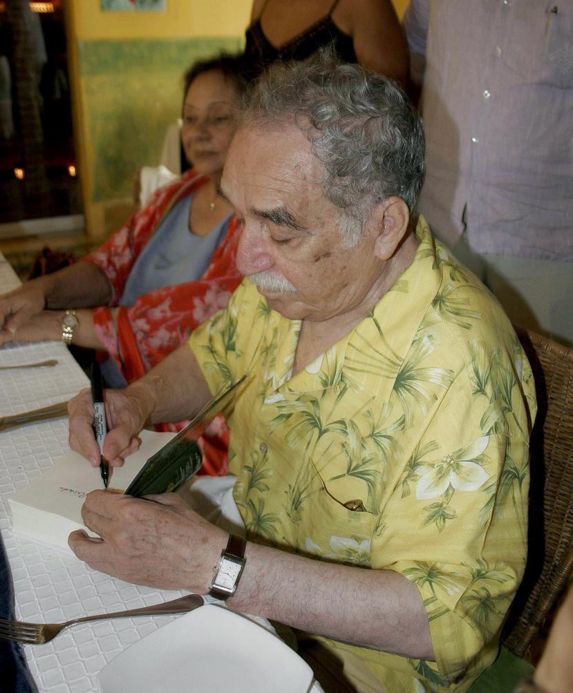 El escritor colombiano, premio Nobel de Literatura, Gabriel García Márquez, firma un ejemplar de la edición conmemorativa de su obra "Cien años de soledad" hoy, 23 de abril de 2007. (EFE)