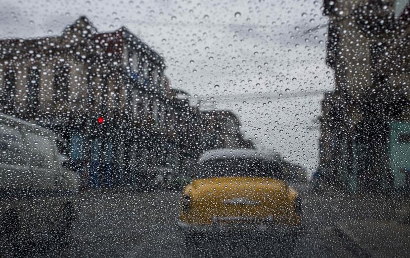 Las lluvias se han hecho sentir en las calles cubanas desde ayer. (AP, Desmond Boylan)