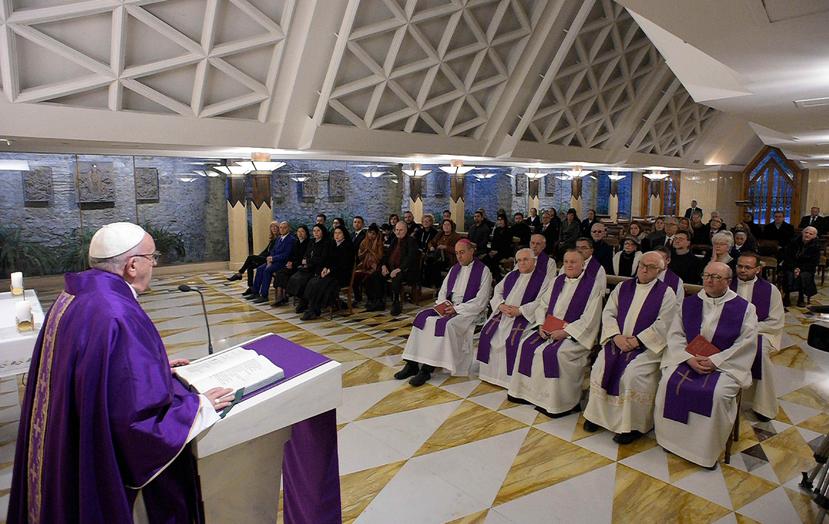 El papa Francisco oficia una misa en la capilla de Santa Marta, en el Vaticano, el 16 de febrero de 2018. (L'Osservatore Romano/Pool Photo/AP)