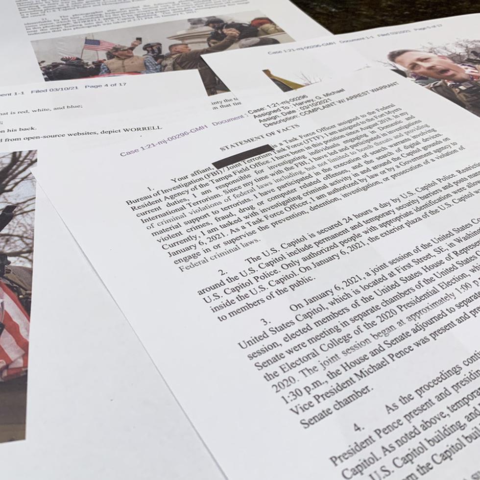 Foto de documentos del Departamento de Justicia de Estados Unidos sobre Christopher Worrell, miembro del grupo extremista Proud Boys y acusado de participar en el asalto al Capitolio. (Foto AP/Jon Elswick)