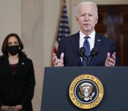 El presidente Joe Biden, acompañado por la vicepresidenta Kamala Harris, habla el martes 20 de abril de 2021, en la Casa Blanca, en Washington.