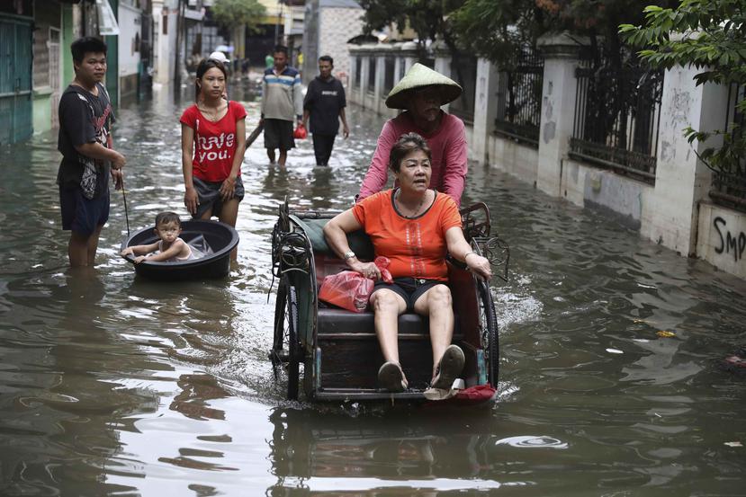 Estas son las peores inundaciones en Indonesia desde el 2007, cuando murieron 80 personas por los incidentes. (AP)