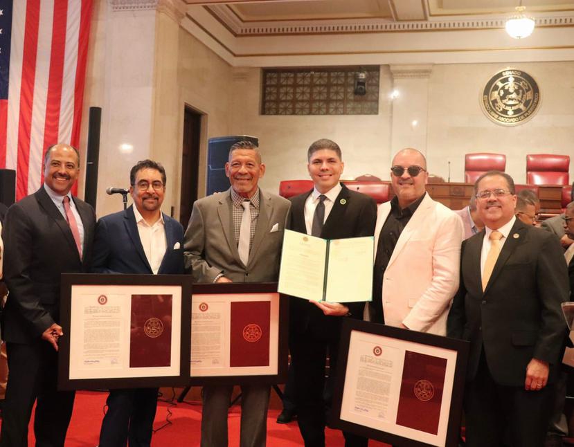 El Senado y la Cámara de Representates homenajeó al Día Nacional de la Zalsa en su 40 aniversario, incluyendo a los locutores  Marcos Rodríguez “El Cacique”, Néstor Rodríguez “El Buho” y Luis Antonio Hiraldo “El Hachero”.