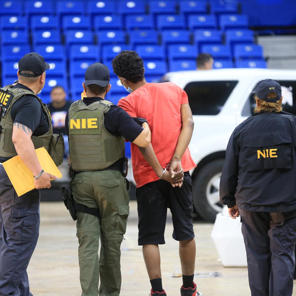 Arrestados en operativo del NIE son trasladados al Coliseo Rubén Rodríguez de Bayamón.