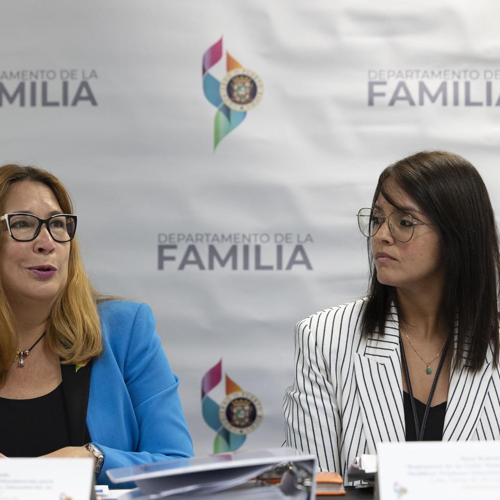 La secretaria de la Familia, Ciení Rodríguez Troche, y la administradora de Asume, Nicole Martínez Martínez, durante una mesa redonda con la prensa en la que se presentó el borrador de las guías.
