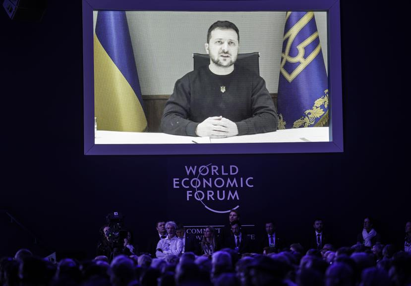 El presidente Volodymyr Zelensky de Ucrania habla desde una pantalla de video con los participantes en el Foro Económico Mundial en Davos, Suiza.