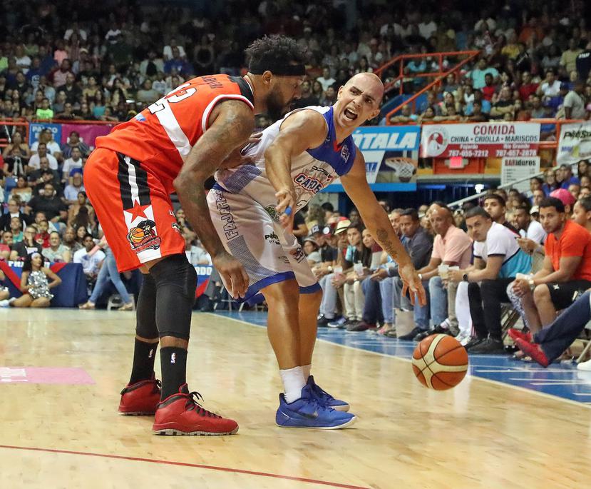Carlos Arroyo (con el balón) está en contienda para ganar el premio al Jugador Más Valioso de la temporada regular del Baloncesto Superior Nacional (BSN).