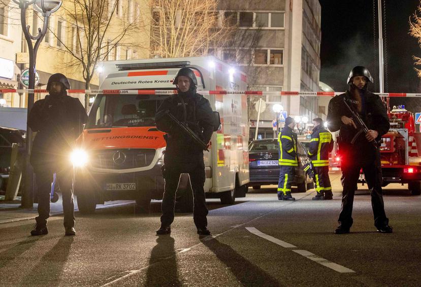Policías vigilan frente a un restaurante en el centro de Hanau, Alemania. (AP)