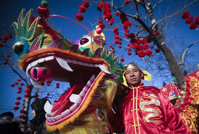Actores y bailarines participan en la danza del dragón durante la celebración del Año Nuevo chino en un parque en Pekín. (Agencia EFE/Diego Azubel)