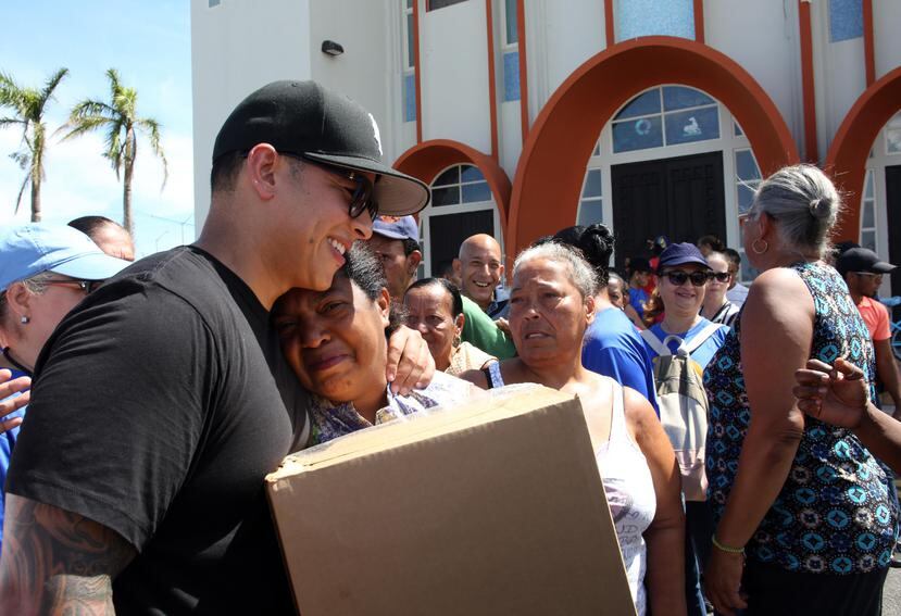 Tras el paso del huracán María, Daddy Yankee recorrió la isla extensamente para entregar en persona a los damnificados diversos tipos de ayuda. (Especial para GFR Media / Alex Rafael Román)