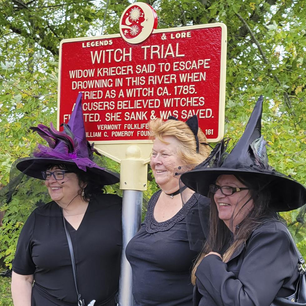 En esta foto del 16 de setiembre de 2023, provista por Alexina Jones, mujeres vestidas de brujas se congregan frente a una nueva placa en Pownal, Vermont, que recuerda a la sobreviviente del único juicio por brujería celebrado en Vermont. (Alexina Jones via AP)