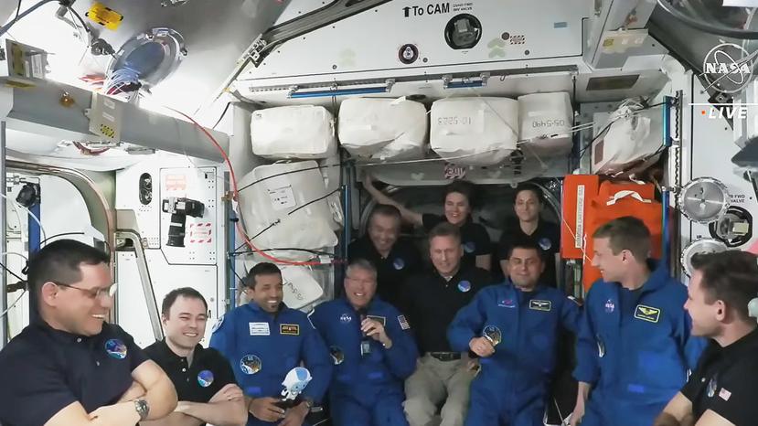 Captura de vídeo cedida por NASA TV donde aparecen los cuatro miembros de SpaceX Crew-6 junto con los siete miembros de la tripulación de la Expedición 68 a bordo de la estación espacial que expandió su población a 11. EFE/NASA TV

