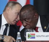 Al presidente ruso, Vladimir Putin (izquierda), habla con el presidente sudafricano, Cyril Ramaphosa, durante una sesión plenaria de la cumbre Rusia-África. (Archivo)