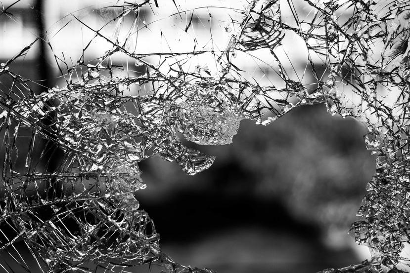 El cristal trasero del auto del hombre de 20 años sucumbió a los golpes del bate que utilizaba la mujer. (Pixabay)
