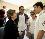 Randi Weingarten conversa con estudiantes de la escuela Dr. Pila, en Ponce, ciudad que formó parte de la agenda de su tercera visita a la isla luego del huracán. (Suministrada)