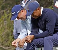 Tiger Woods, (derecha) bromea con Justin Thomas mientras ambos esperan la salida hacia el cuarto hoyo de la segunda ronda del Genesis Invitational, el jueves 16 de febrero de 2023, cerca de Los Ángeles.
