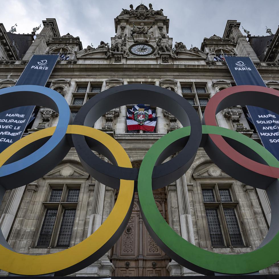 Los anillos olímpicos desplegados frente al ayuntamiento de París.