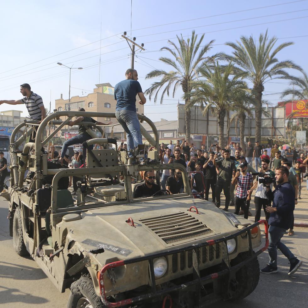 Los palestinos conducen un vehículo militar perteneciente a las fuerzas israelíes.