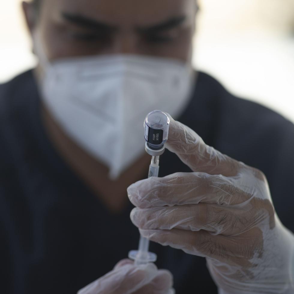 Se estima que en Puerto Rico hay unas 300,000 personas que no se han vacunado contra el COVID-19.