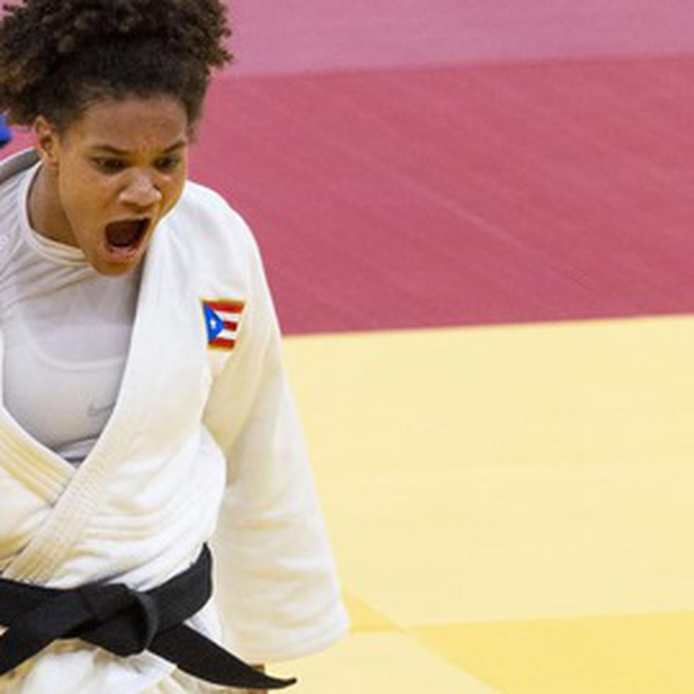 La judoca boricua María Pérez, en uniforme blanco, intenta un agarre durante su combate inicial ante Gemma Howell, de Gran Bretaña.