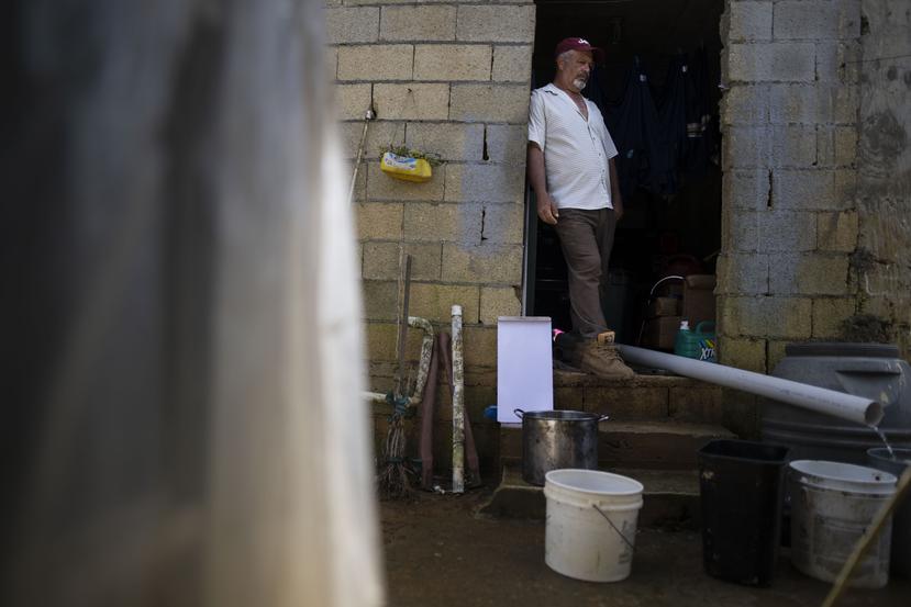 Manuel López Colón, quien recoge agua de un riachuelo para lavado de ropa a mano.