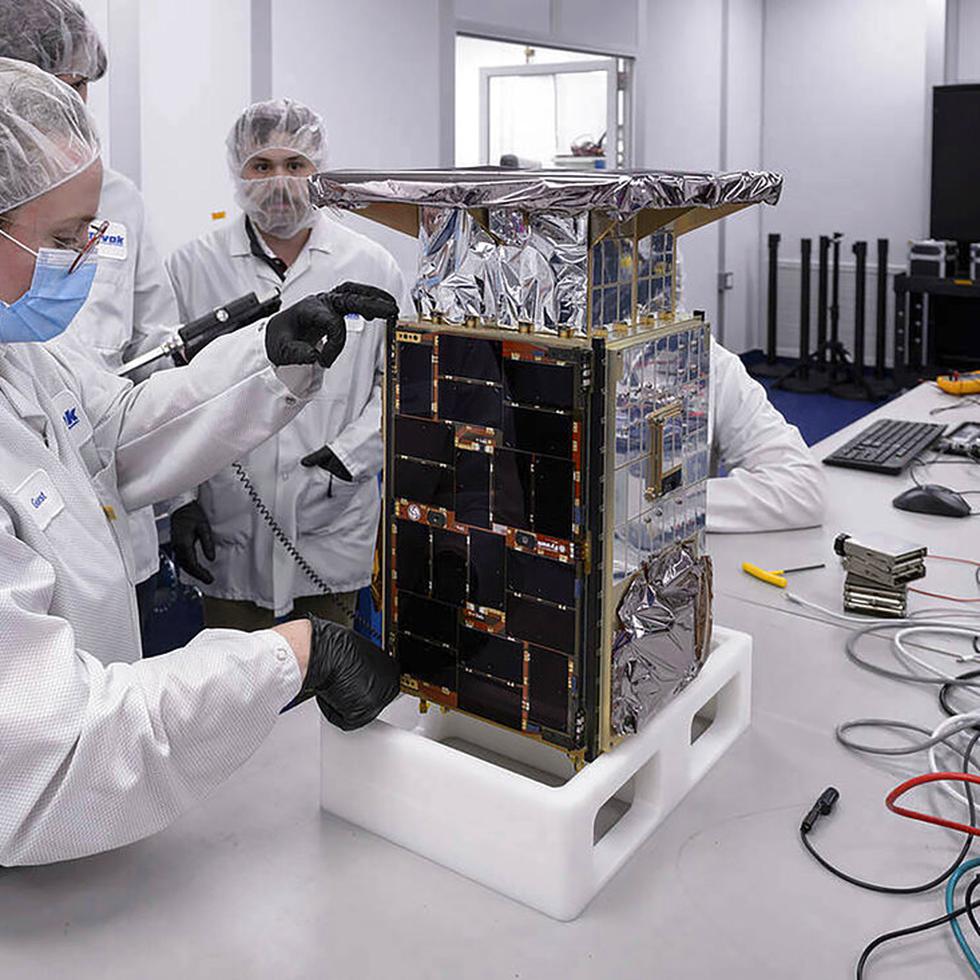 El satélite CubeSats 1, del tamaño de una caja de zapatos, fue lanzado a la órbita por un cohete Electron