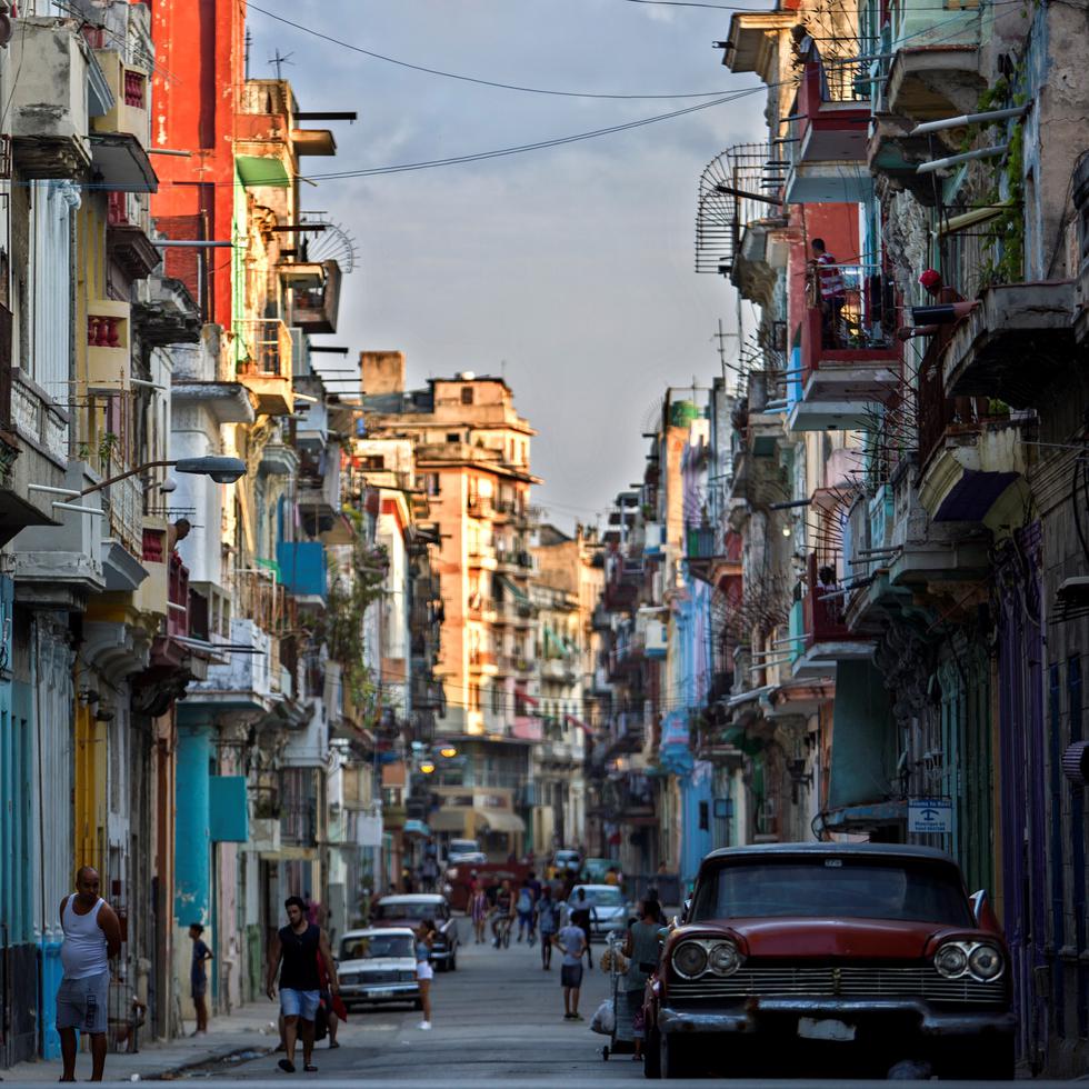 Vista de una de las calles de Centro Habana, en La Habana, Cuba.