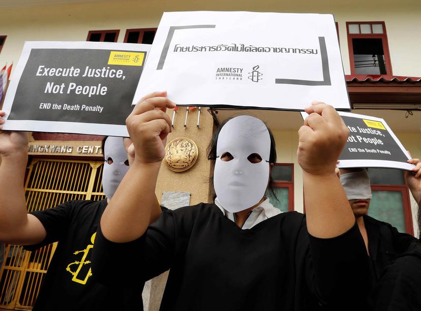 Activistas y voluntarios de Amnistía Internacional se manifiestan en contra de las ejecuciones en Tailandia, a las puertas de la prisión central Bang Kwang, en la provincia de Nonthaburi, Tailandia. (EFE)