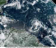 Imagen del satélite GOES-East que muestran dos de las tres ondas tropicales  vigiladas por el centro Nacional de Huracanes.