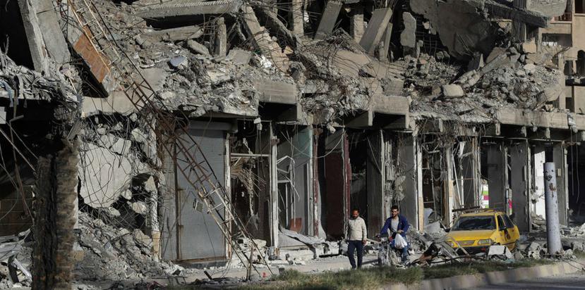 Un edificio destruido, tras los combates entre las Fuerzas Democráticas Sirias respaldadas por los EE.UU. y los militantes del Estado Islámico, en Raqqa, Siria (AP).