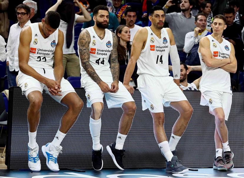 Los jugadores del Real Madrid, al término de la final de la Copa del Rey de baloncesto ante el Barcelona Lassa disputada este domingo en el WiZink Center, en Madrid. (AP)
