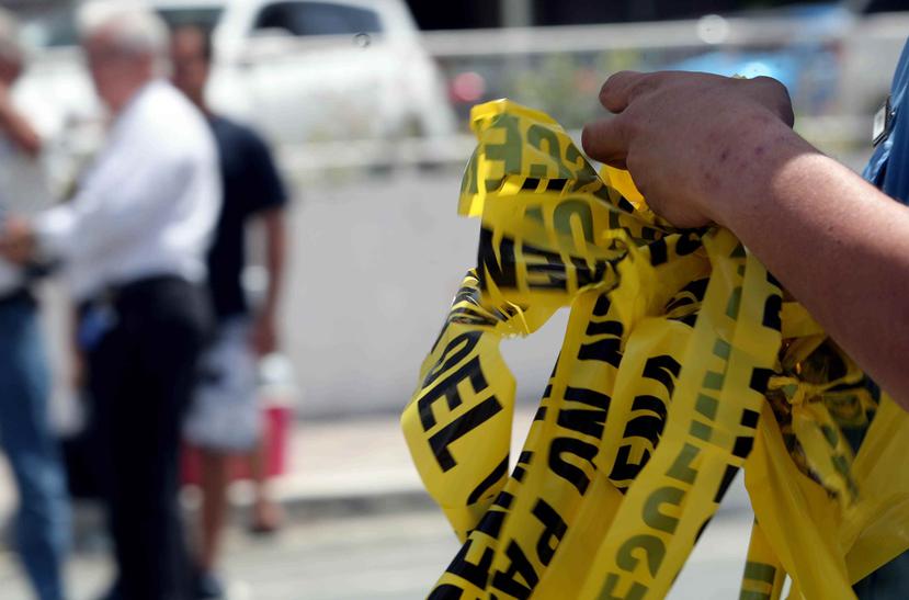 Agentes adscritos al Distrito de Corozal investigan el doble asesinato que se registró en Corozal. (Archivo / GFR Media)