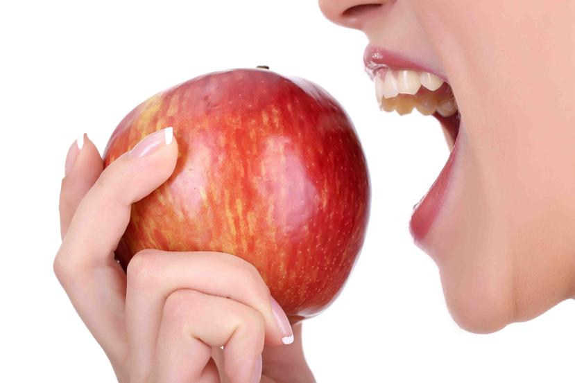 Las manzanas aportan un estímulo gustativo y mecánico favorable para el flujo salival.