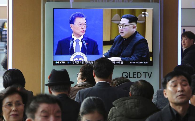 Imágenes del líder norcoreano Kim Jong-un (der) y del presidente surcoreano Moon Jae-in (izq) en una televisión en Seúl (AP /Ahn Young-joon).