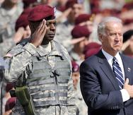El general Lloyd Austin, actual secretario de Defensa, junto al presidente Joe Biden.