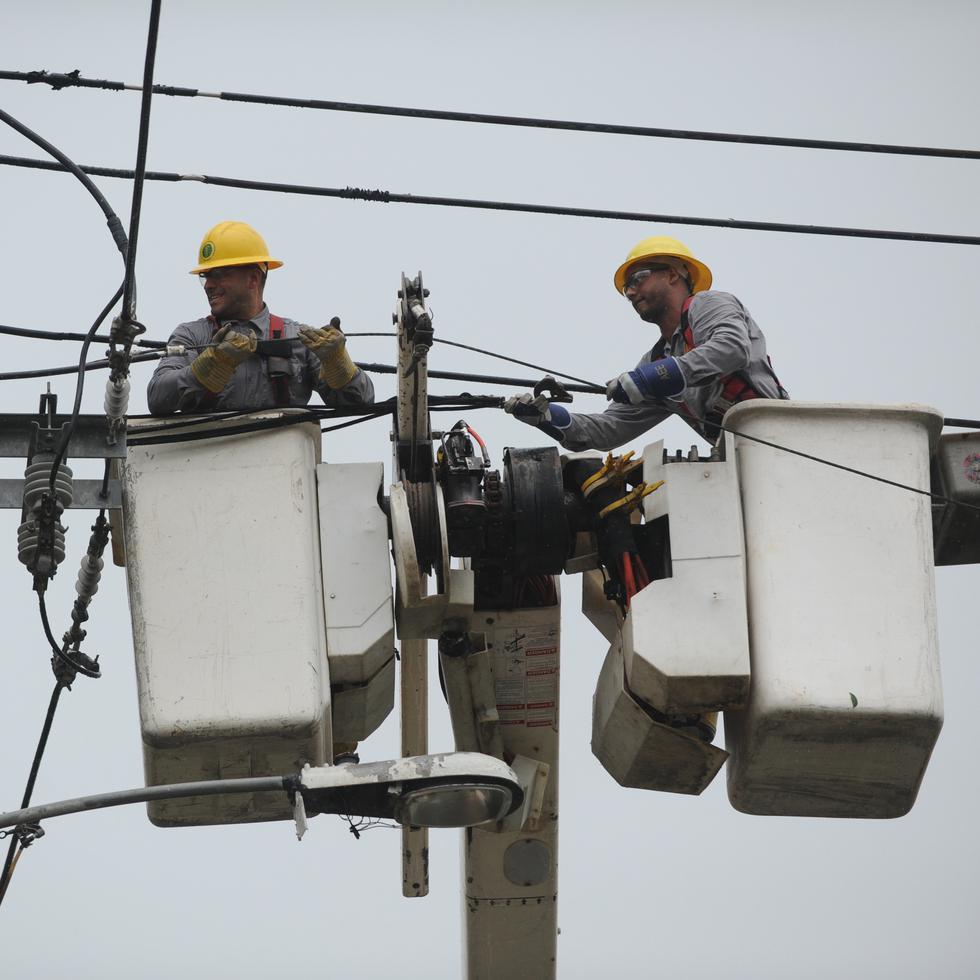El Negociado de Energía de Puerto Rico aprobó $2,000 millones para inversión en elementos del sistema de transmisión y distribución que no están relacionados con las minirredes (pequeños sistemas eléctricos independientes).