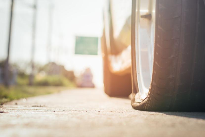 Si estás manejando y te percatas de que tienes una goma vacía, detente inmediatamente. (Shutterstock)