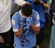 Luis Suárez sale llorando del campo al conocer que Uruguay había quedado fuera de los octavos de final, aunque acababan de vencer 2-0 a Ghana.