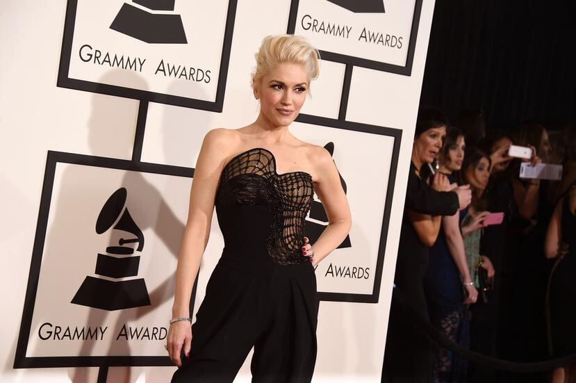 Gwen Stefani optó por un moderno "jumpsuit" de la casa Atelier Versace. (AP)