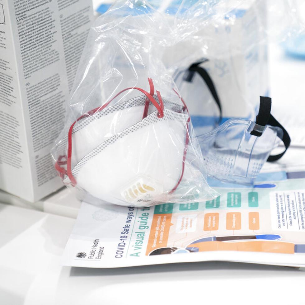 Foto de archivo muestra mascarillas y gafas protectoras, parte del equipo de protección para el coronavirus.