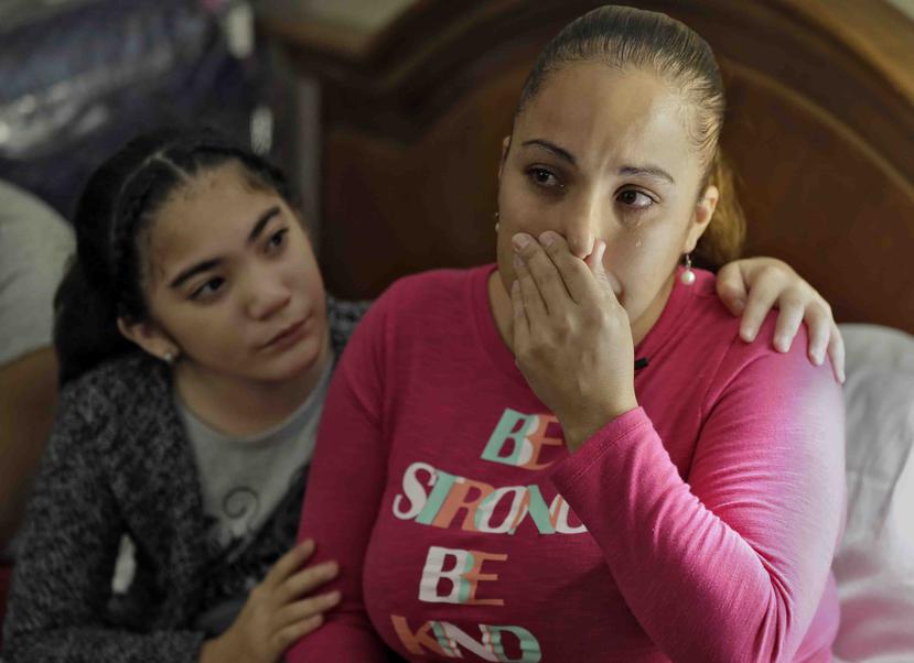 Leslie Rivera es consolada por su hija Yandeliz durante una entrevista en su habitación del hotel Rodeway Inn de Tampa, Florida, donde vive la familia después de que el huracán María destruyera su casa en Puerto Rico. (AP)