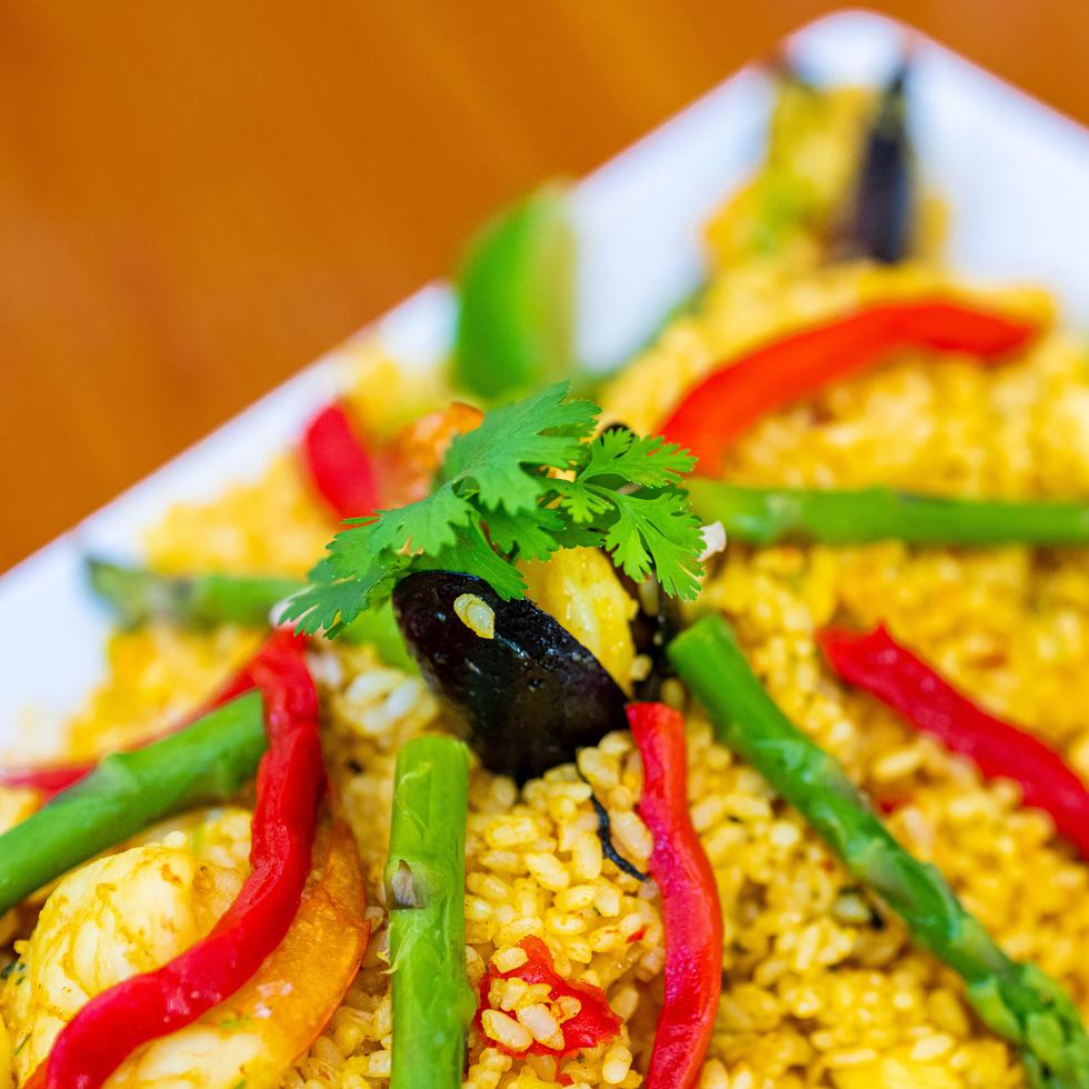Entre la variedad de platos, el comensal puede degustar arroz con mariscos, que incluye camarones, pescado fresco, mejillones, langosta fresca, pulpo del país y carrucho.