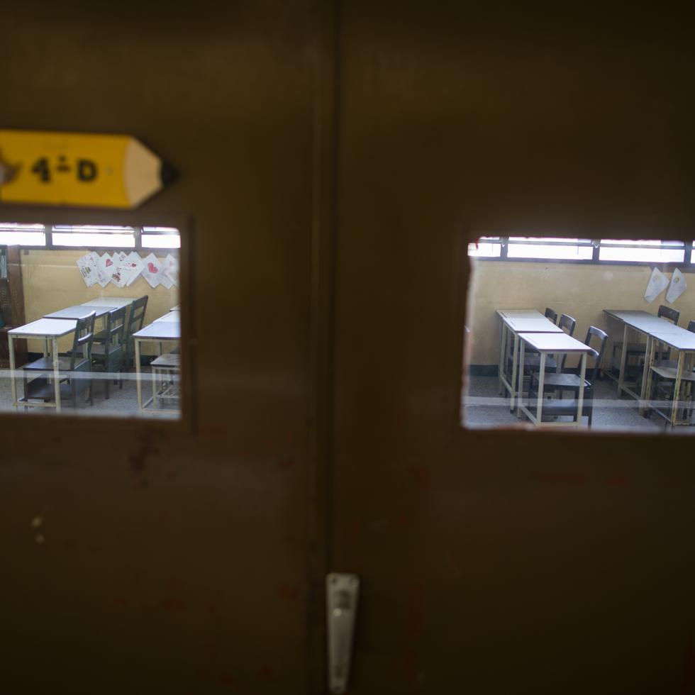 En esta imagen, tomada el 28de abril de 2020, vista de un aula cerrada en la escuela "Fe y Alegría", en Caracas, Venezuela. Las clases están suspendidas desde el 13 de marzo por las cuarentenas decretadas para evitar la propagación del nuevo coronavirus. (AP Foto/Ariana Cubillos)