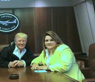 Jenniffer González junto al presidente Donald Trump durante una reunión en el avión presidencial Air Force One.