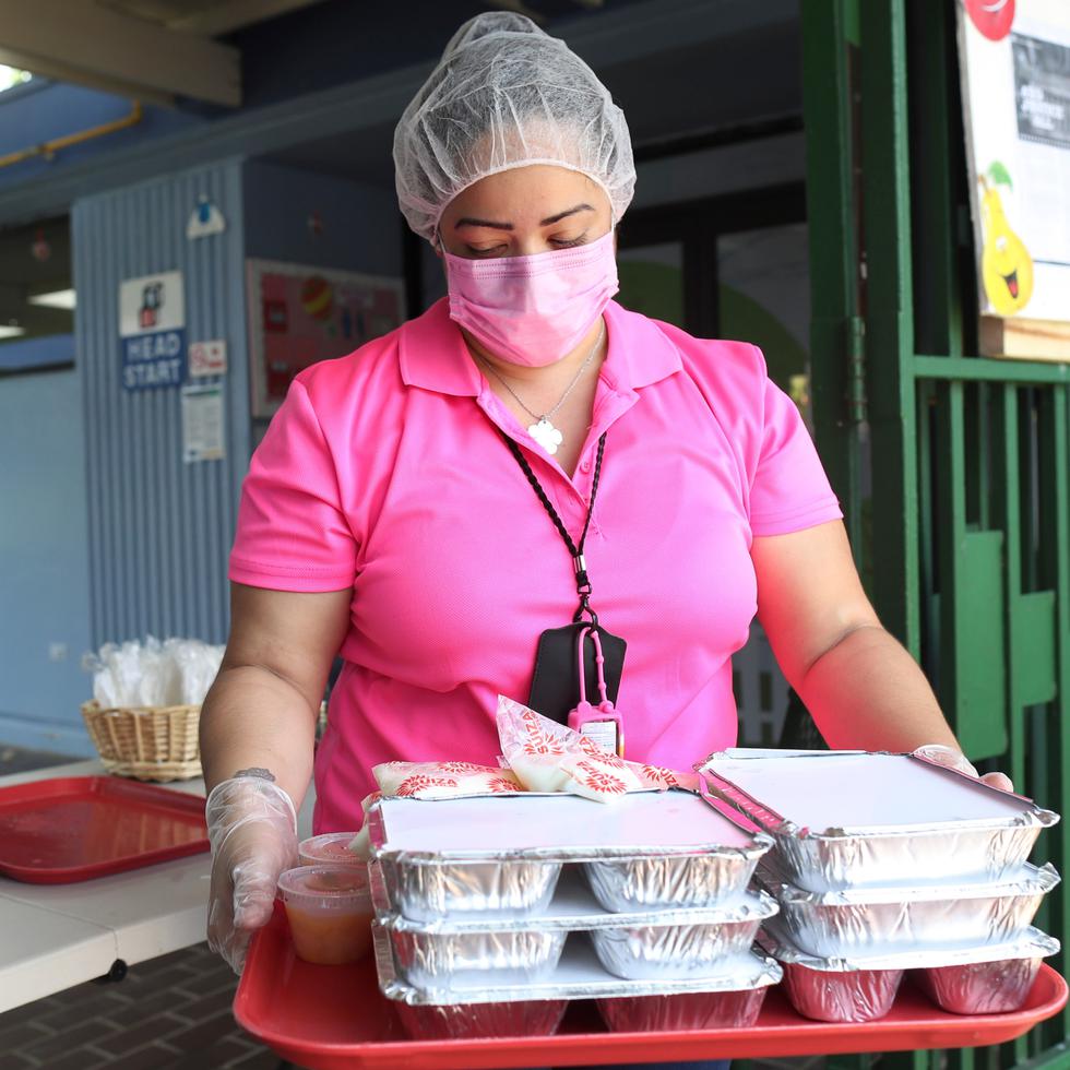 20200506, Guaynabo
Durante el primer da de apertura de los comedores escolares, familias buscan almuerzo en las comunidades de Juan Domingo. 
(FOTO: VANESSA SERRA DIAZ
vanessa.serra@gfrmedia.com)

