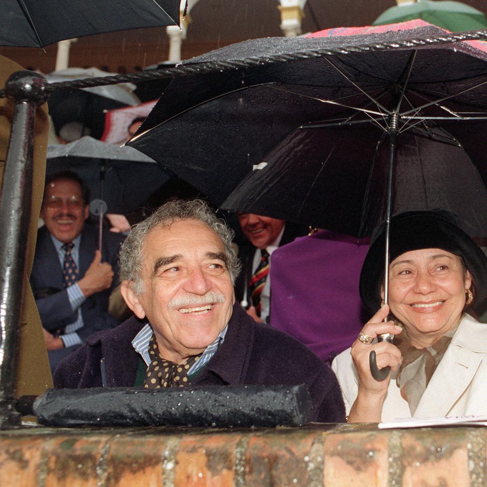 El escritor Gabriel García Márquez acompañado de su esposa Mercedes Barcha.