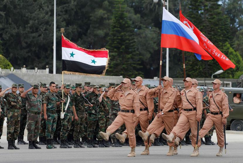 Soldados rusos mientras ensayan para el desfile de la Victoria en la base aérea de Hmeimym (Siria). (EFE)